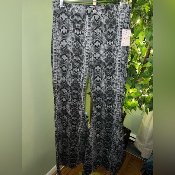 FREE PEOPLE Snake Print High Rise Wide Leg Jeans Size 32 NWT - Picture 6 of 12